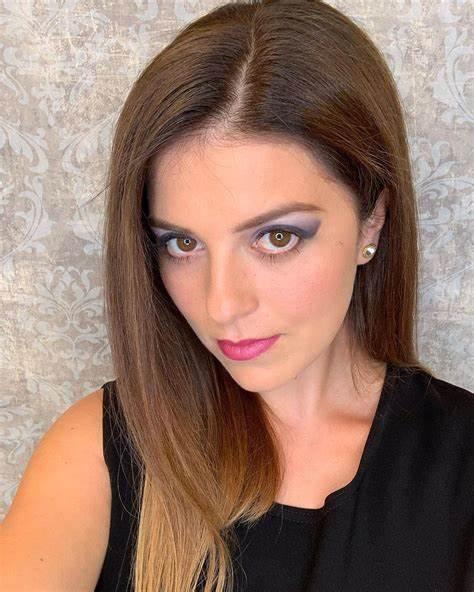 28岁意大利模特穿开襟式露脐装游迪士尼,引发众怒,网友:太丢人_腾讯