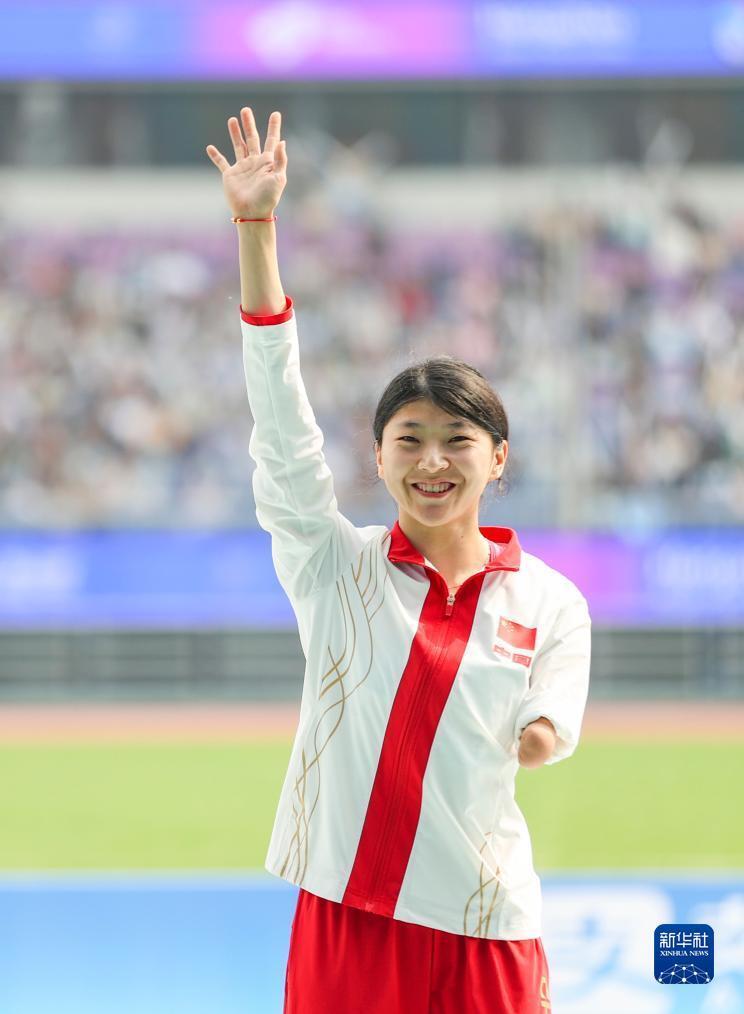 10月25日,中国选手李露在颁奖仪式上.新华社记者 胡星宇 摄