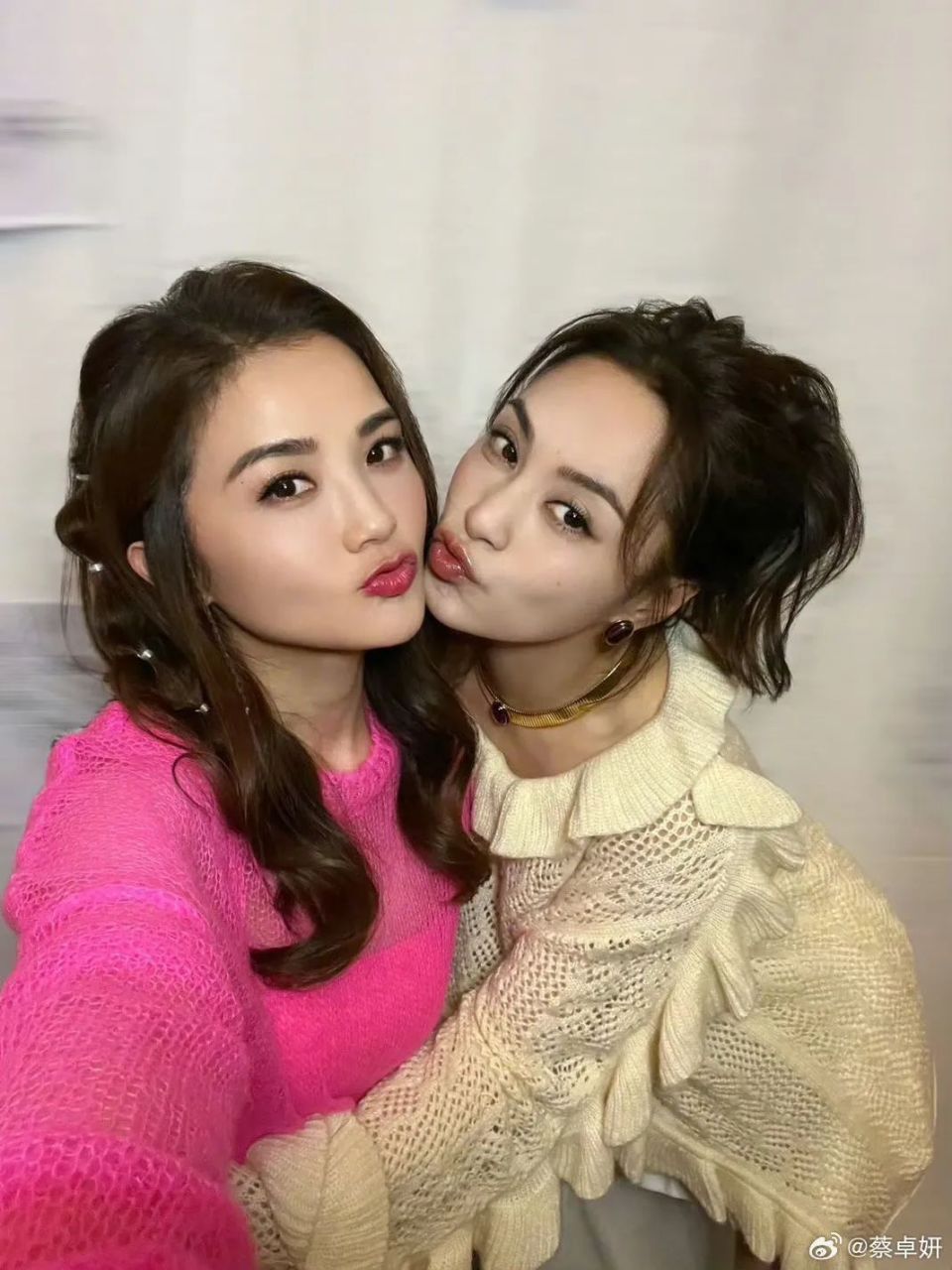 Twins组合香港开唱，阿娇阿Sa泪洒红馆，出道22年仍受粉丝追捧_腾讯新闻