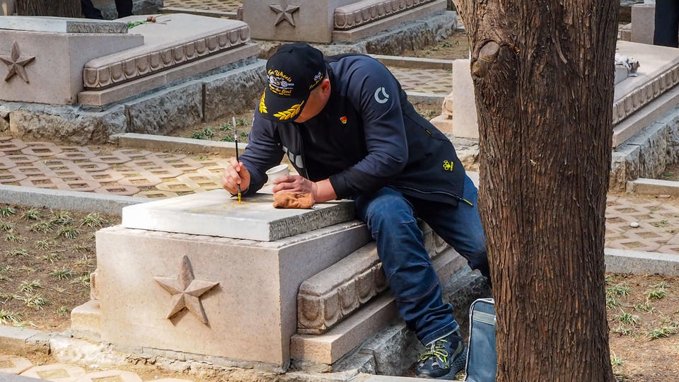 4月2日,英雄山济南革命烈士陵园,来自济南市历城区法院的二十多位志愿