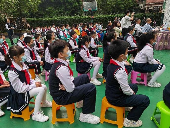 上午九时,荔湾区汇龙小学进行了一场主题为"护河小先锋 共筑清水梦"的