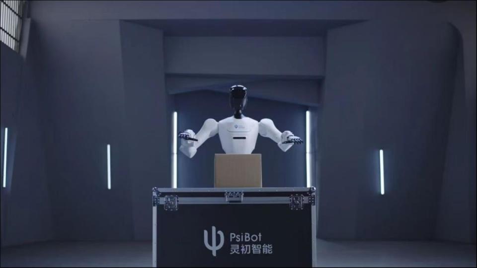 对话灵初智能CEO 王启斌:具身智能,正从“硬件浪潮”进入“数据