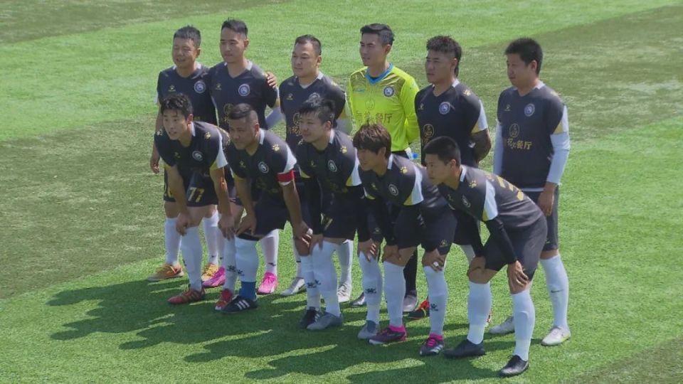 金九日古丽花儿足球队和身穿蓝色球衣的天津市煜腾恒泰足球队之间打响