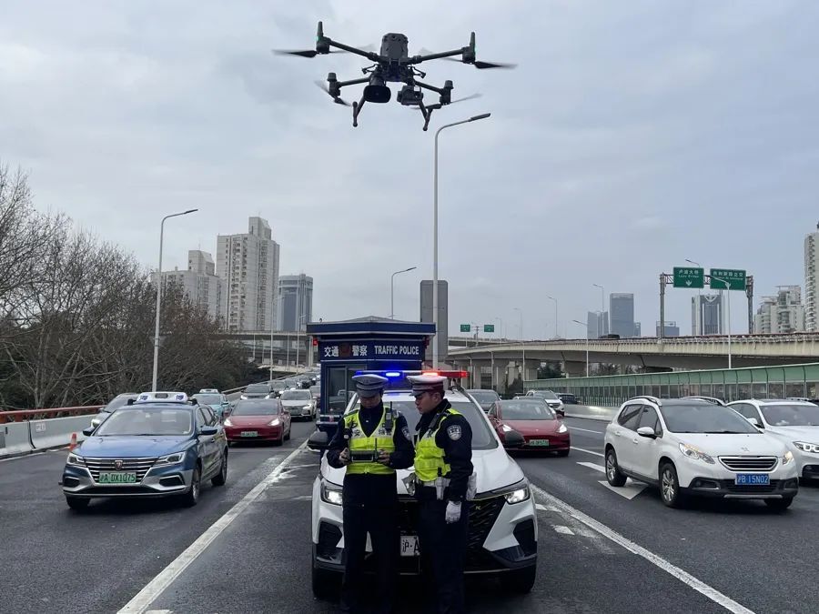 警察开车图片图片