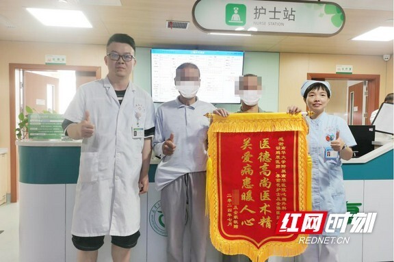 胡先生与家属为医护人员送去锦旗.