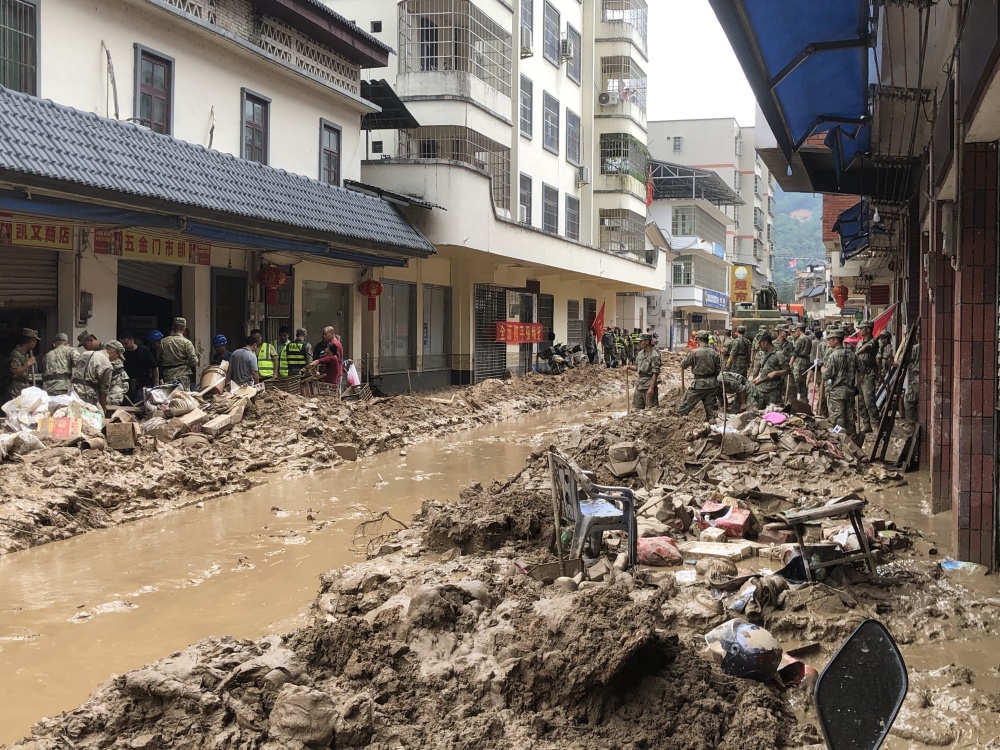 直击洪灾中的江湾镇:孤岛进出通道已打通,电力通讯逐步恢复