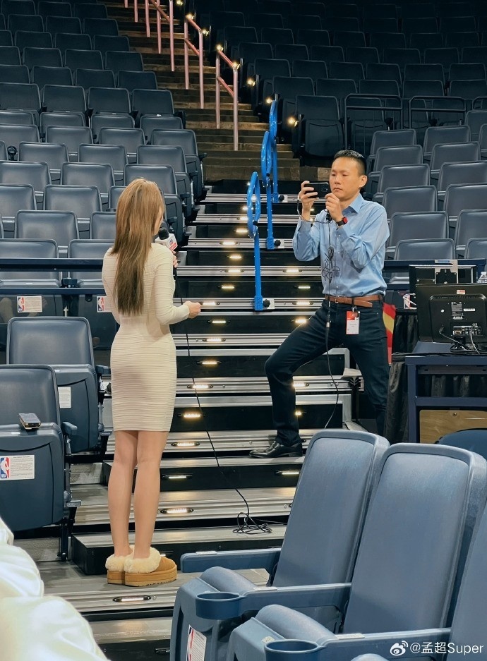 美女记者孟超:现场球迷都称阿隆-维金斯为"救世主"_腾讯新闻