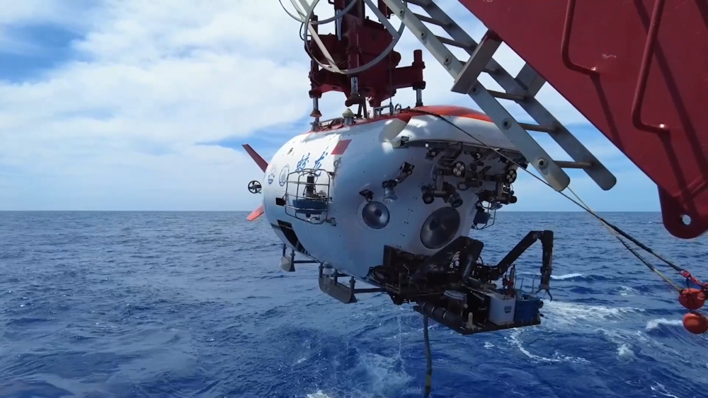 蛟龙号潜航员带你一起深入海底