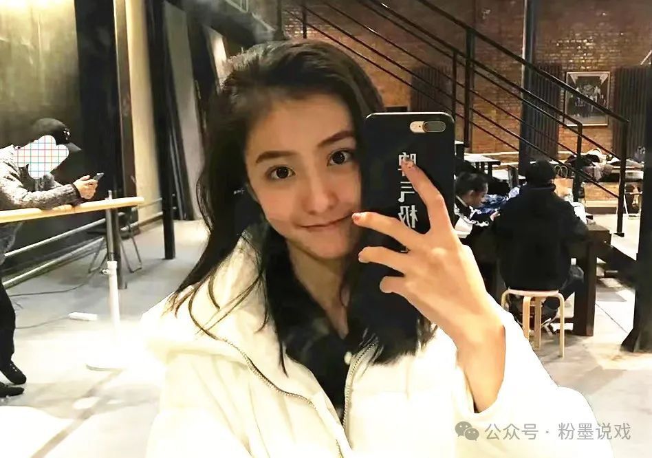 胡连馨素颜照被扒出,原来高中就是有名的校花啊