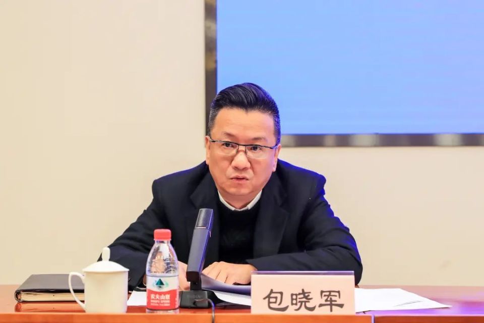 包晓军传达了全国安全生产电视电话暨上海市贯彻落实会议精神,通报了