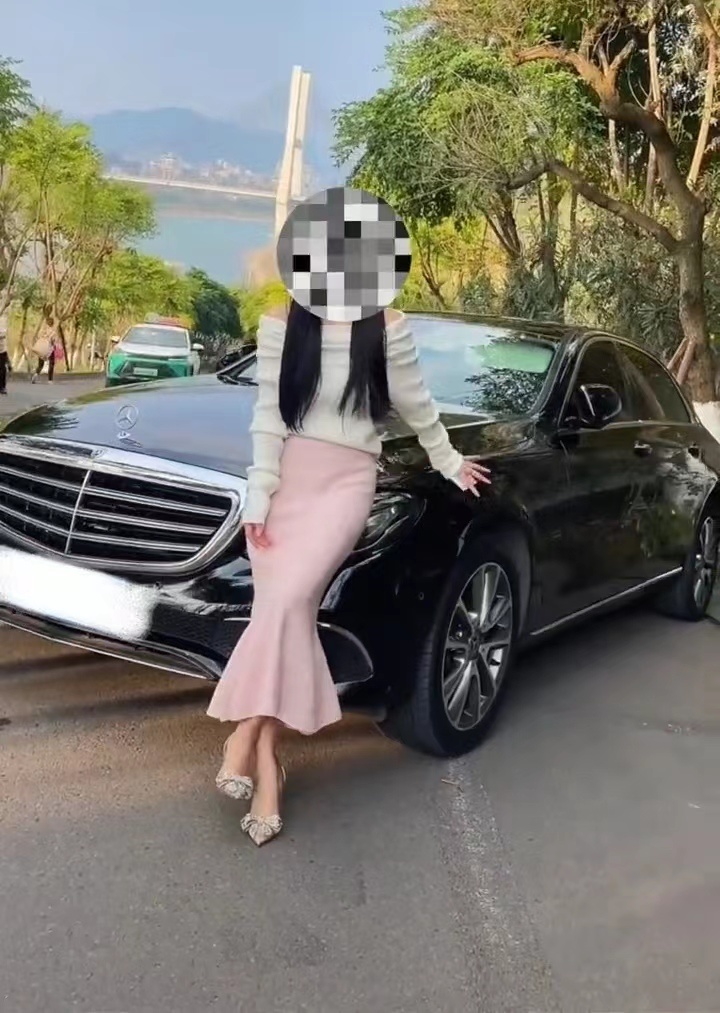 美女博主开奔驰违停打卡网红地拍视频,宜宾交警回应:已扣分罚款