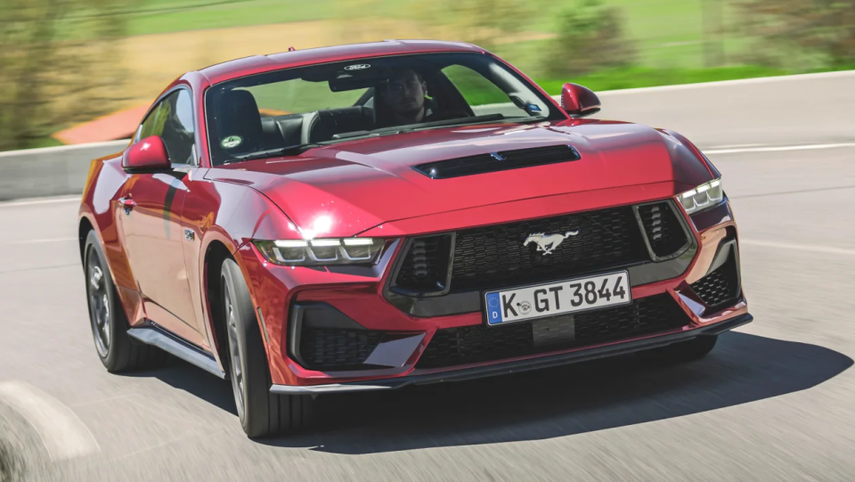 在外观方面,新车在前脸部分,采用了六边形的大嘴格栅,野马车标镶嵌于