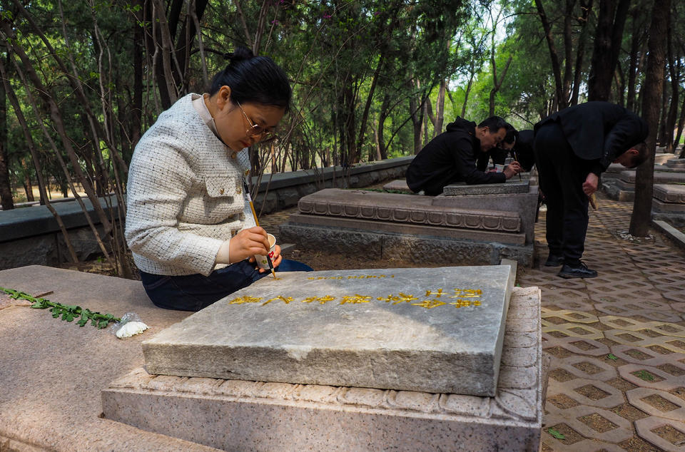革命烈士永垂不朽,济南志愿者为英雄山烈士墓碑描金