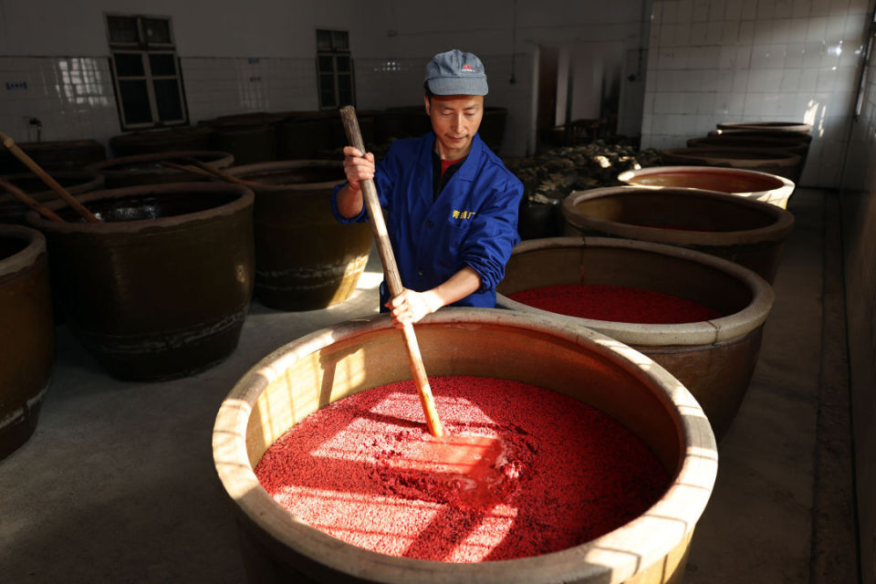 米)以稻米为原料,用红曲霉发酵而成,广泛应用于食品着色和发酵酿酒