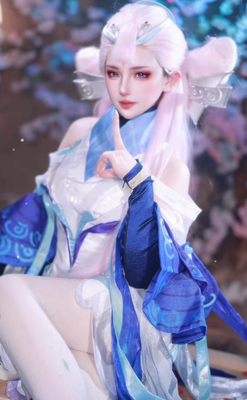 团宝cos貂蝉身穿蓝色紧身旗袍手拿面具造型超级还原