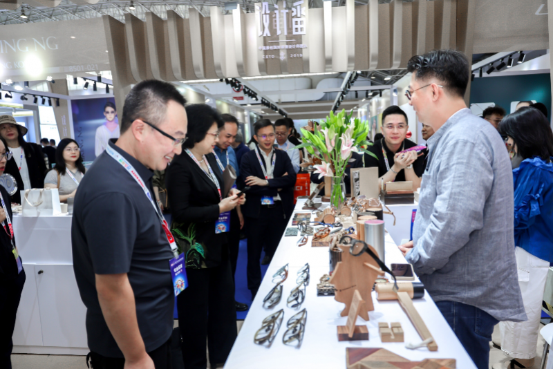 横岗60个原创品牌近万款新品亮相北京国际眼镜展览会