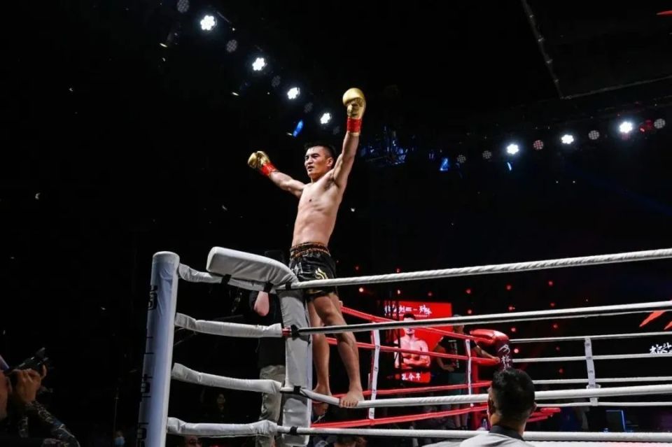 70kg级的一线拳手,在诸神之战的擂台上,他连续击败了刘明志,李壮壮