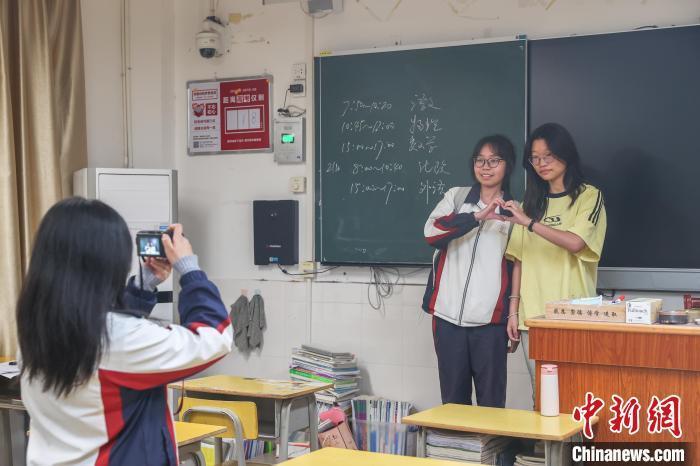 高三学子的日与夜:学习与放松兼顾 沉着冷静迎高考