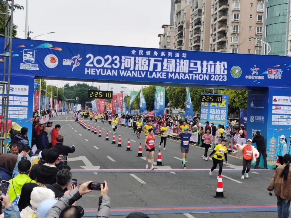 峰冲线男子半马亚军获得者黄凯冲线男子半马冠军获得者潘金龙冲线冲线