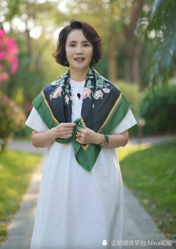 看完央视主持徐俐的打扮,裙不修身,丝巾披肩太洋气_腾讯新闻