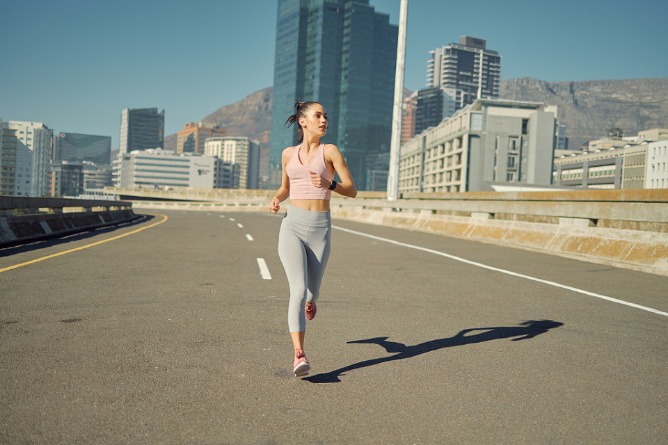 为了更细致地了解每次的跑步和健康状况,跑步教练辛诺建议,在手机或者