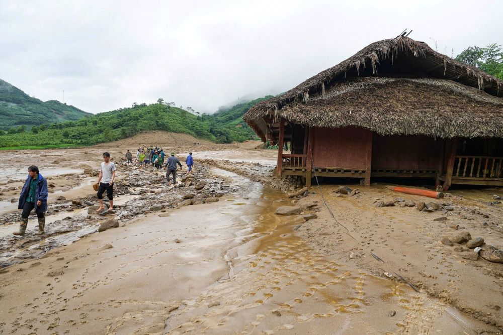 越南北部一村庄暴发山洪