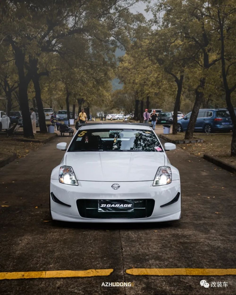 竞技走街范的日产350z大尾翼的加持让美臀更性感