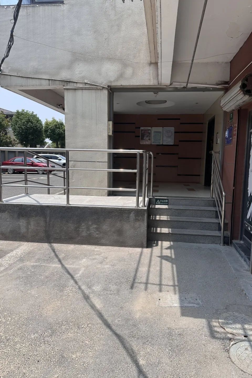 因建造年代较早,未设无障碍通道,残疾人,老年人等特殊群体长期饱受"