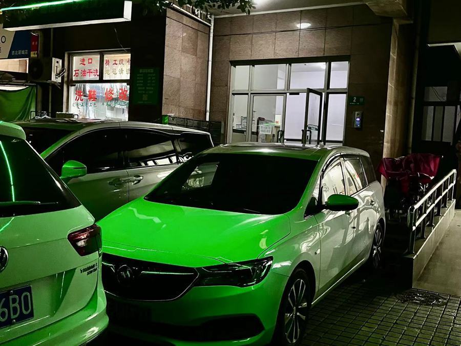 小区停车位紧张,单元楼门口停满车,居民担忧:遇突发不