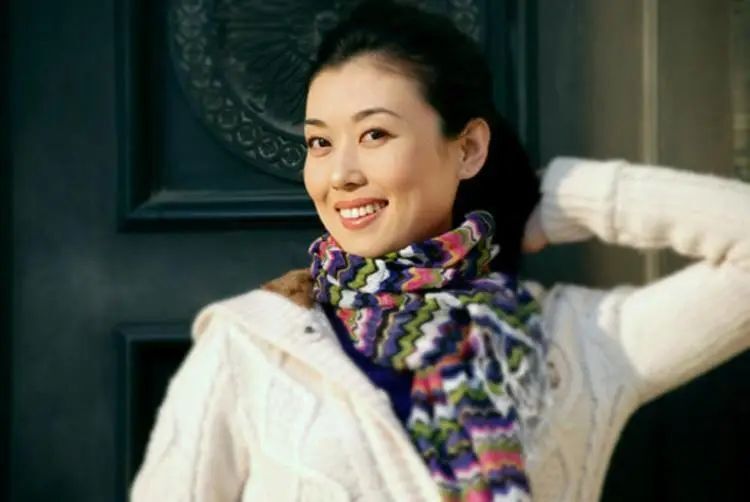 央视主持李红：14岁辍学，18岁逃婚，从洗碗工逆袭进央视，如今怎么样了？_腾讯新闻