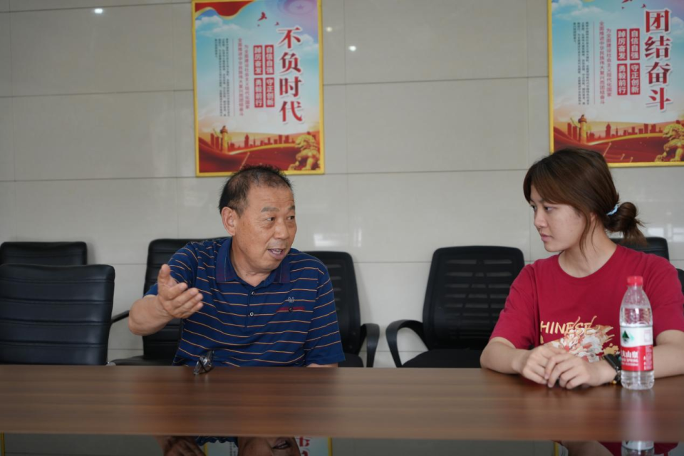 图为实践团队成员采访李杨先生(来源:杨羽凡摄)郑先生说道:"亳州是