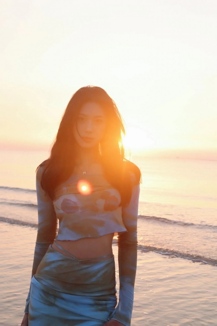 美美哒广东女篮球员卓识晒海边游玩照