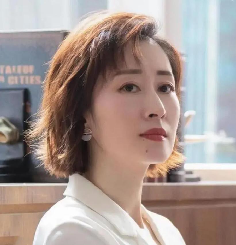 过了40岁的女人:留"过耳"短发更时尚,知性大方又不失女人味_腾讯新闻