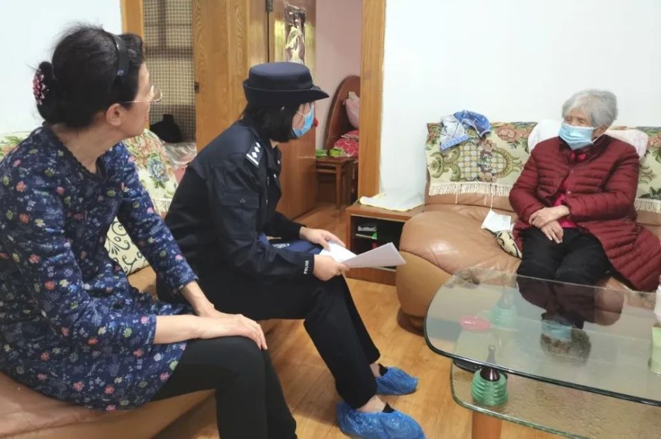 成都警察余婧:社区里的那些家长里短