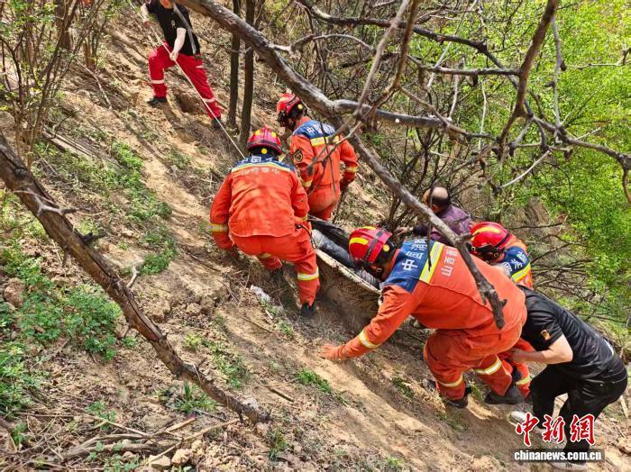 担架救人怎么使用老人摘榆钱坠沟 消防员巧做简易担架救人_https://www.jmylbn.com_新闻资讯_第1张