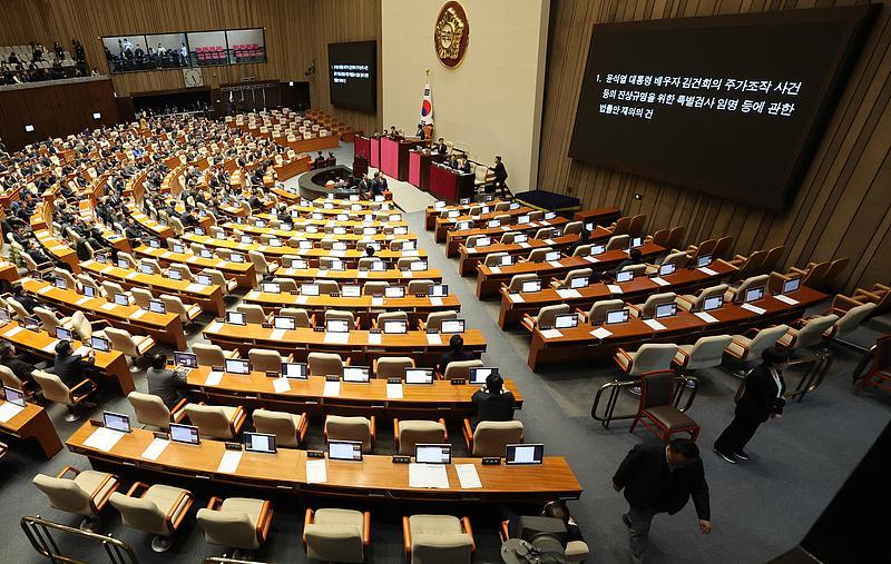 韩国部分执政党议员退场 抵制尹锡悦总统弹劾案表决