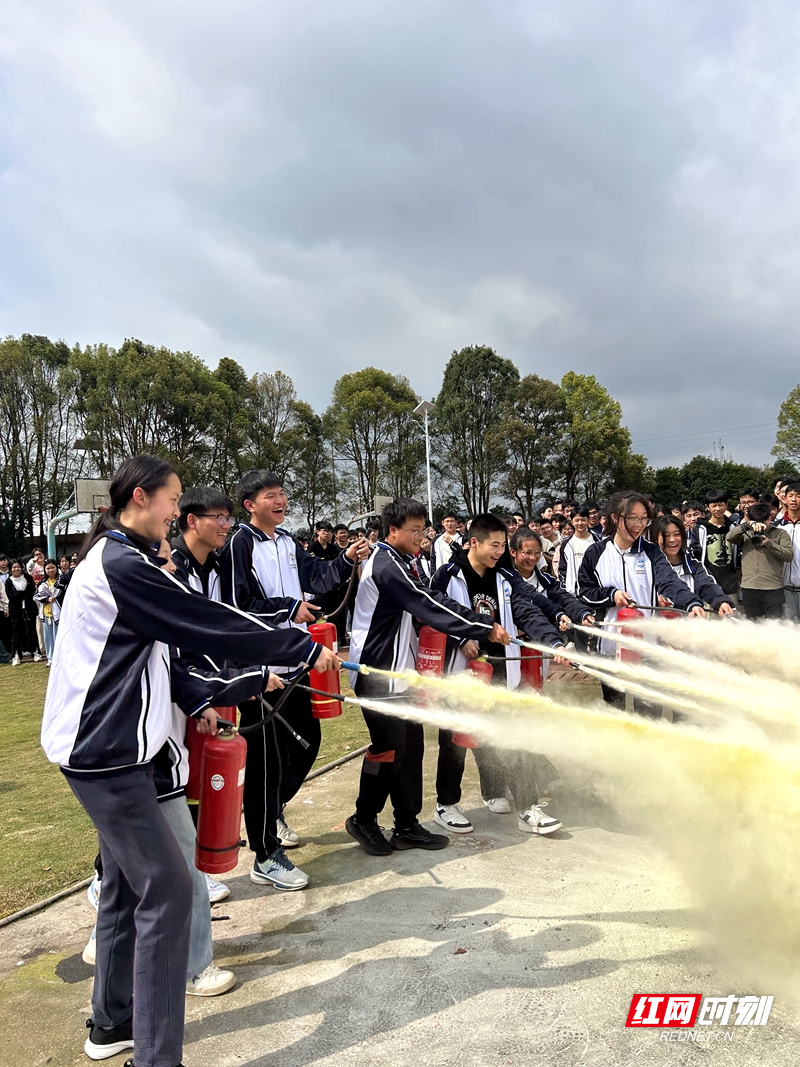 汝城二中积极开展消防演练筑牢安全防火墙