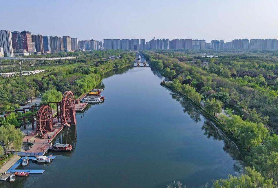 有三个功能:一是为汉长安城转运粮草,漕渠线路比渭水航道缩短了2/3