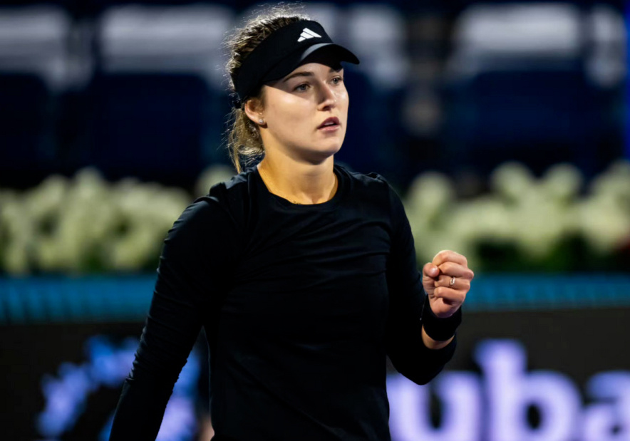 卡琳斯卡娅打不过郑钦文为何却能赢斯瓦泰克世界第一砸拍泄愤