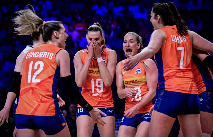 中国女排被荷兰打懵,22岁小将引逆转,球迷揪心朱婷,王云蕗回应