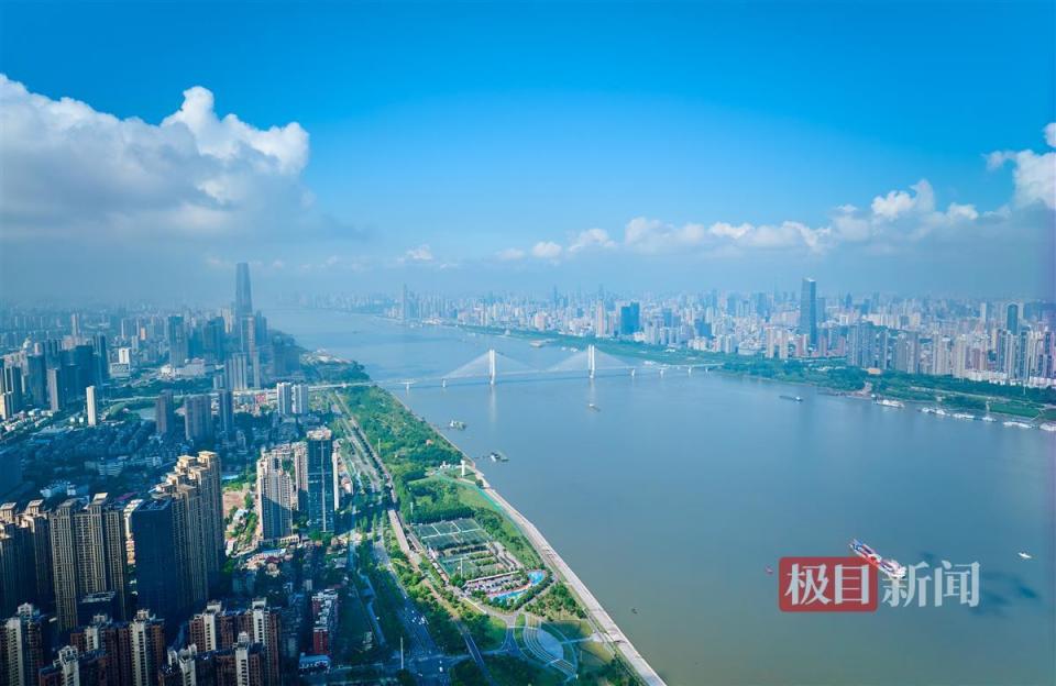 在阳光的照耀下,江城的天际线格外清晰,仿佛一幅美丽的画卷.