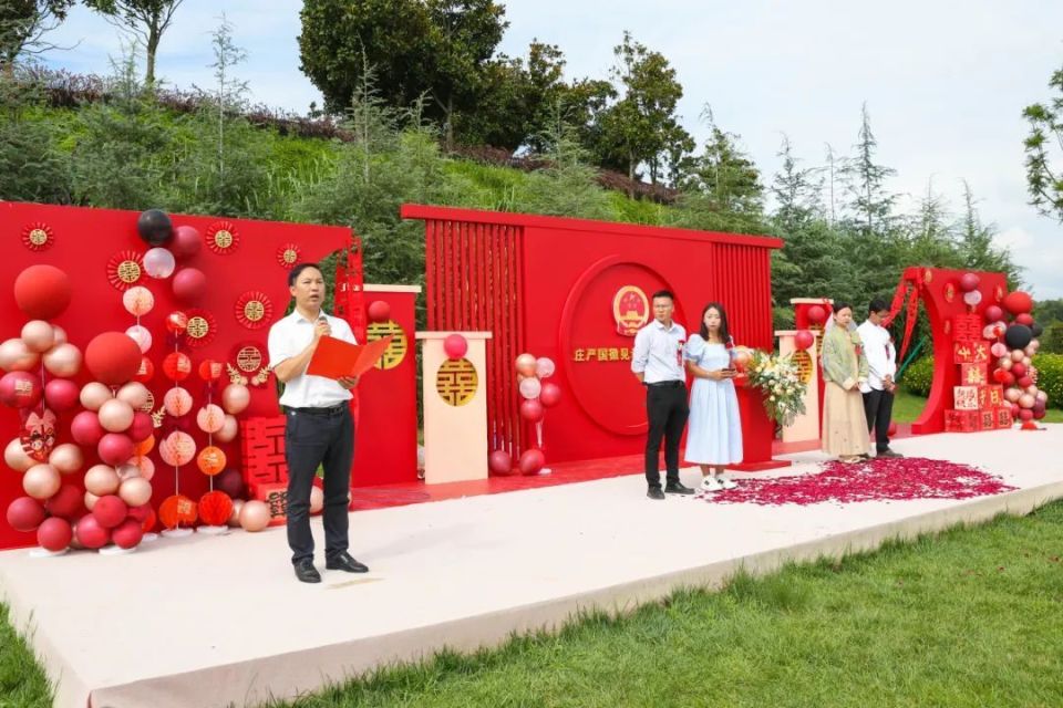 弥勒七夕集体婚礼,直升机撒花!63对新人领证