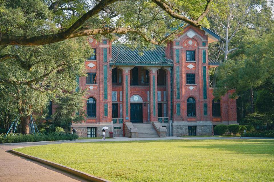 在台湾高雄,同样矗立着一所中山大学.