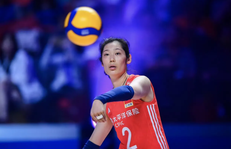中国女排3-0德国!3人得分上双,朱婷13分 郎平到现场看球