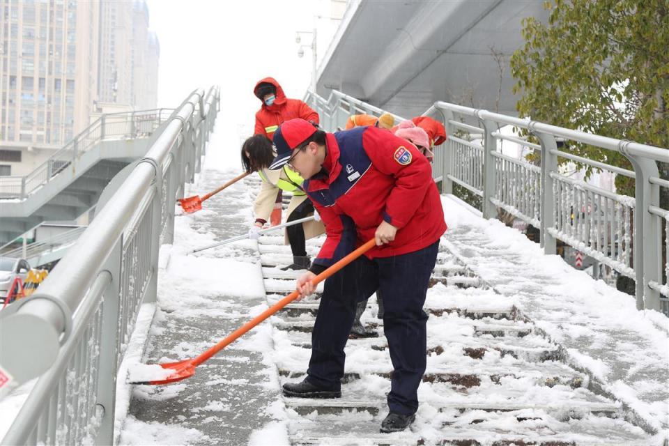 长春环卫工人扫雪图片