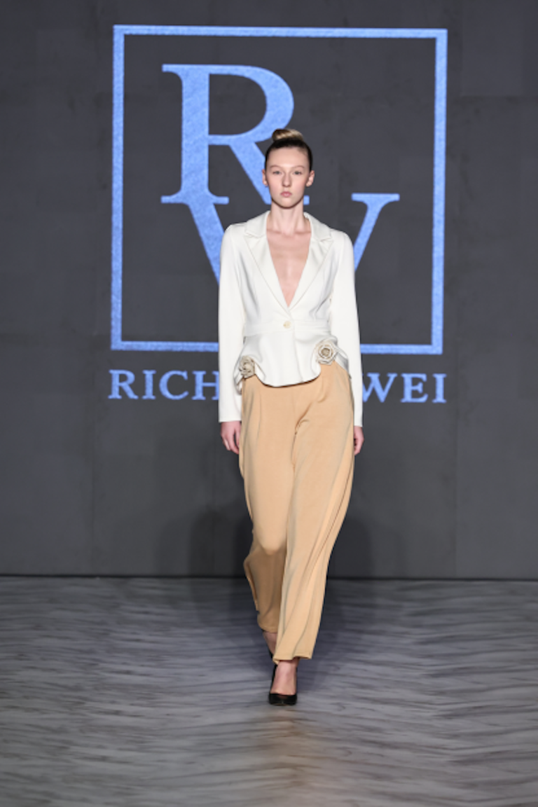加拿大设计师Richard Wei于温哥华时装周SS26开场秀发布全新系列_腾讯新闻
