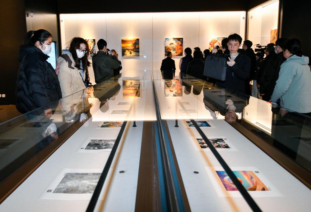 清华大学“AI绘画的共生探索作品展”郑州启幕 黄河AI艺术实验室揭牌 虚实交响重构文明新叙事_腾讯新闻