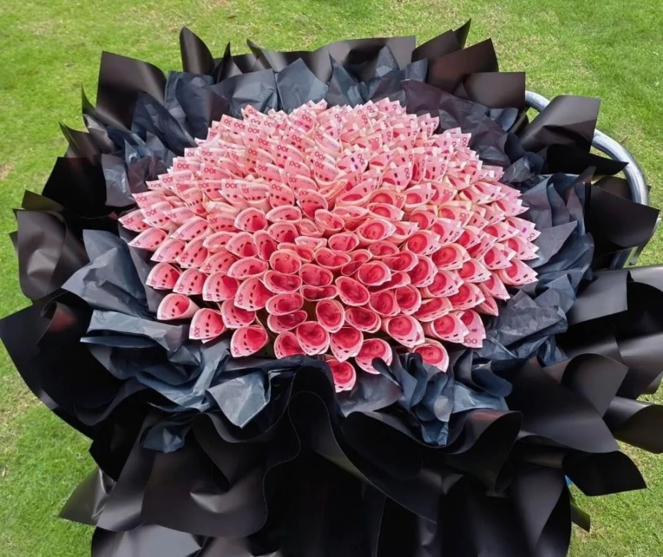 警惕鲜花现金二男子利用鲜花放现金进行洗钱已被警方抓获