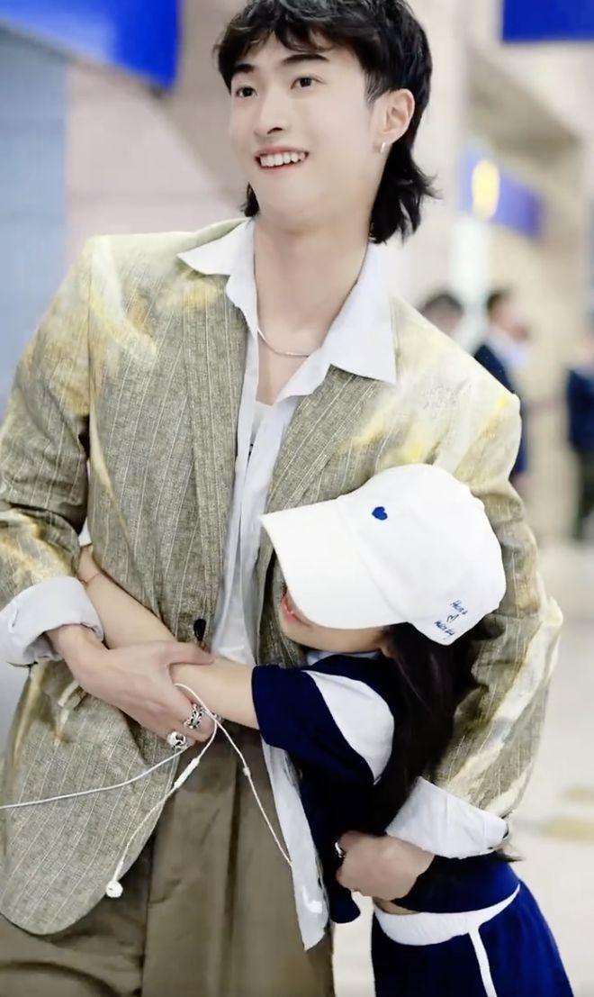 伊能静儿子回国获小米粒热情接机!打扮潮范纹身吸睛,或在上海发展