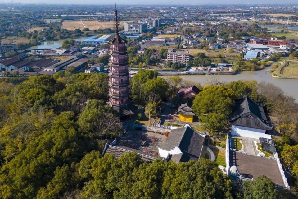 湖州含山仅60米高,上有宋代笔塔,当地人每年都会来这里轧蚕花_腾讯